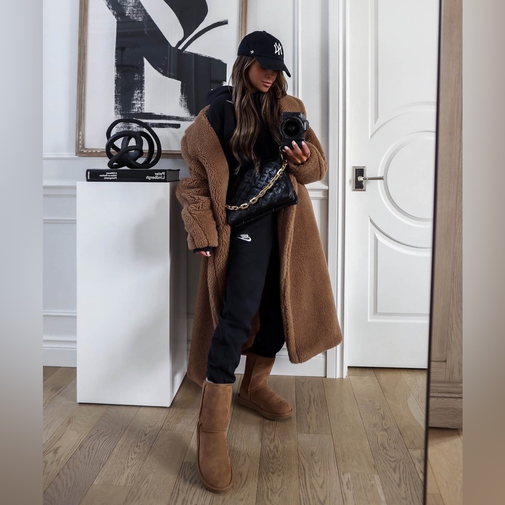 ✨ SOLD ✨UGG | Classic Short II Boots | Chestnut